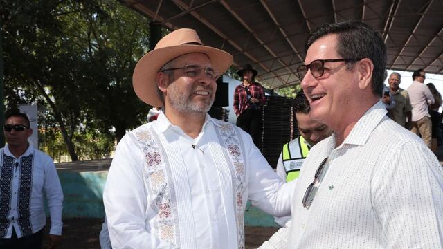 Alfredo Ramírez Bedolla, gobernador de Michoacán, a la izquierda