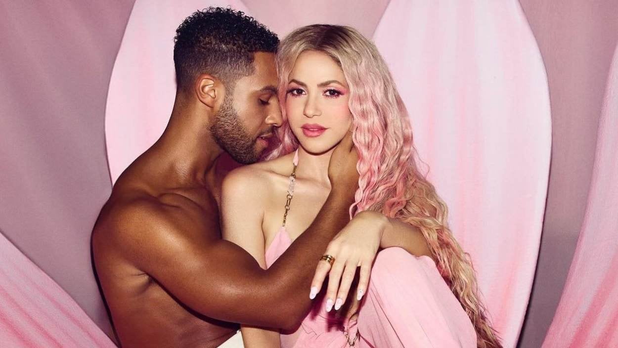 Shakira ft Cardi B estrenan “Puntería” con un video musical fantasioso donde Lucien Laviscout se llevó más de una caricia