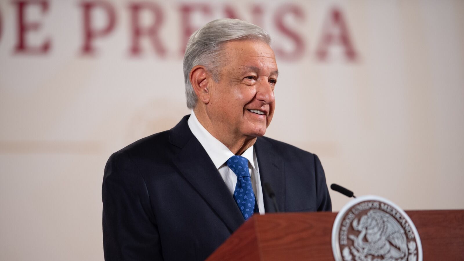 AMLO llama clasistas y racistas a quienes promueven la quema de libros de texto de la SEP