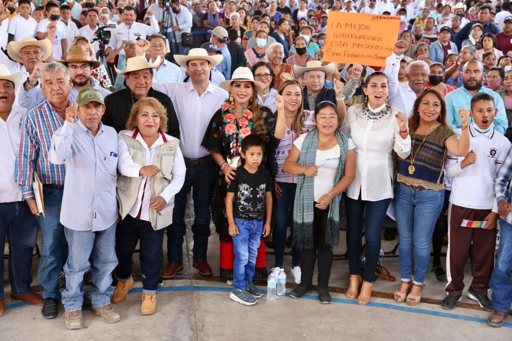 Evelyn Salgado entrega apoyos