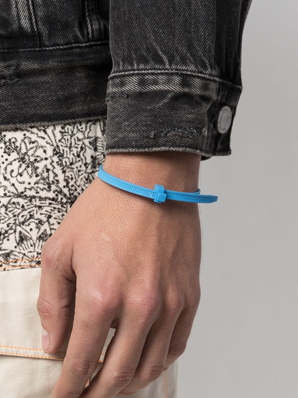 Pulsera de "plástico" que vende Farfetch