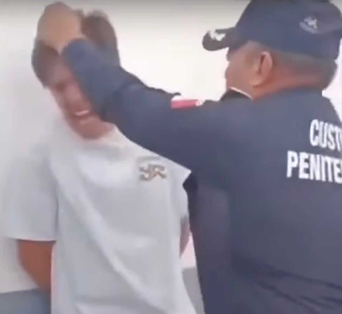 Difunden video de abuso y cachetadas de policías contra Fofo Márquez