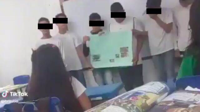 Niño ataca a compañera en plena exposición escolar