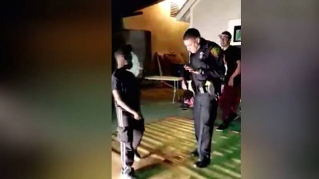 Policía clases de salsa.
