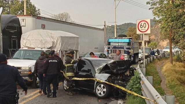 Accidente en la carretera Naucalpan-Toluca: Muere una persona por choque de camión contra auto
