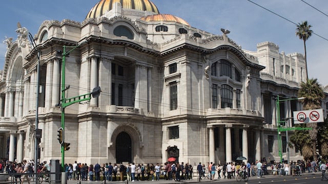 Las autoridades han dicho que no se realizó allí el homenaje al pastor de La Luz del Mundo sino que se trasladó al Casino Español (de último minuto; “gracias” a que el personal del Teatro se dio cuenta). Que no se prestó el recinto a ninguna expresión religiosa violando así la laicidad del Estado Mexicano.