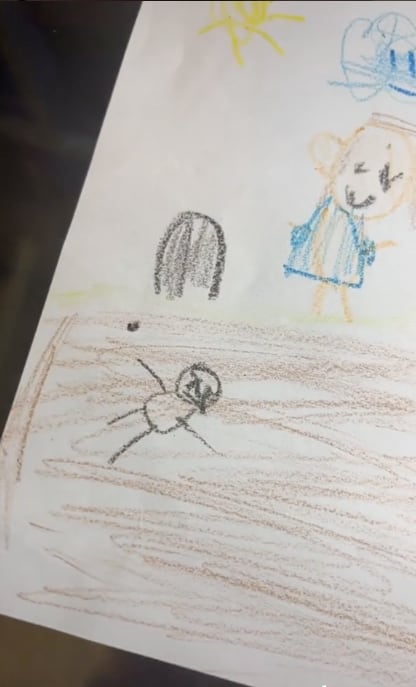 Niña crea dibujo perturbador de su familia