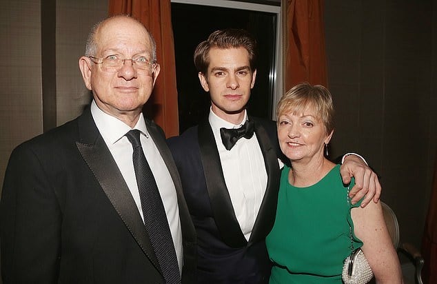 Andrew Garfield junto a sus padres