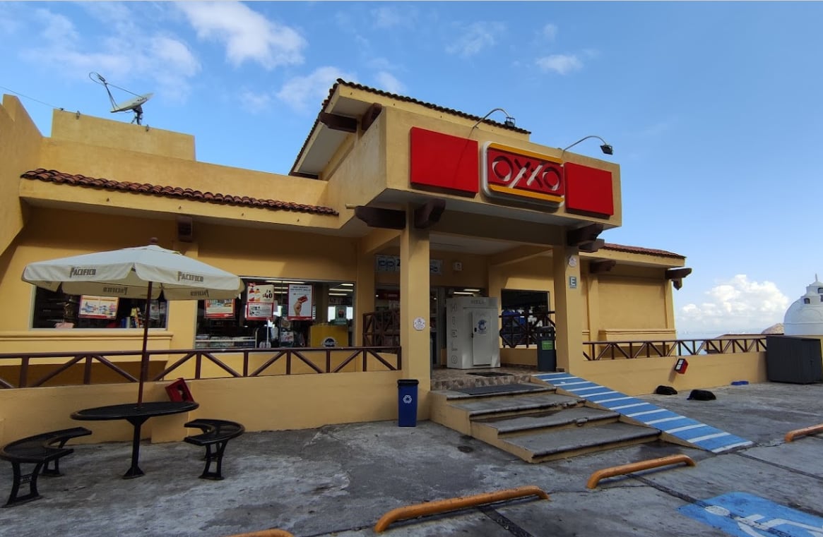 Oxxo con vista al mar en Puerto Vallarta