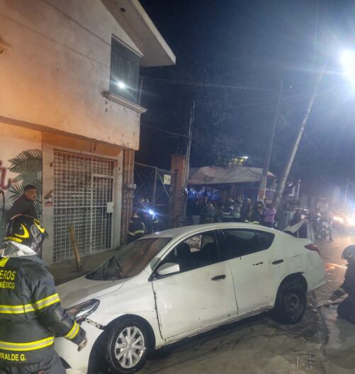 Rescatan auto que cayó al canal de Caltongo