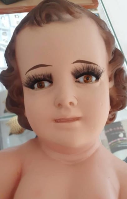 Niño Dios con pestañas