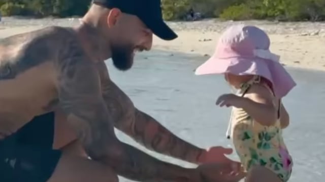 Maluma presume que su pequeña hija aprendió a caminar