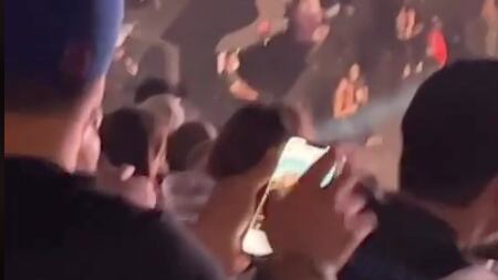 En Tinder, hace ‘swipe’ a todos los perfiles que le aparecen sin mirar las fotos