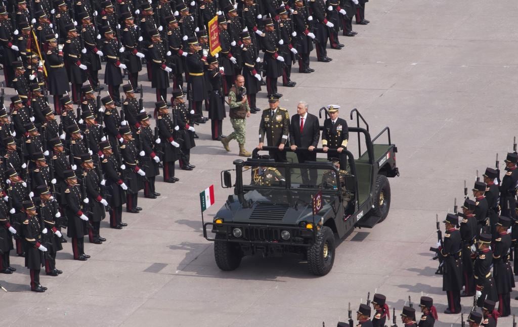 Sandoval, AMLO y Ojeda en el Desfile Militar