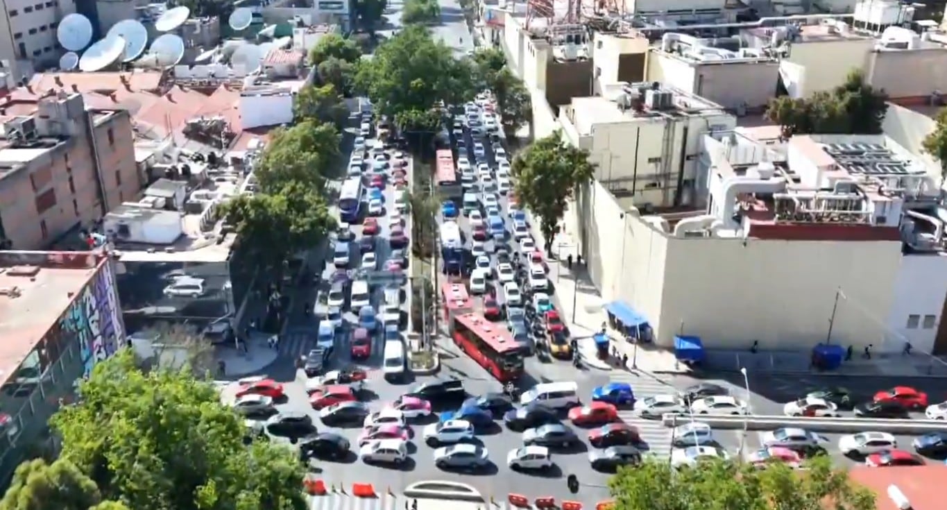 Extrabajadores de Ruta 100 bloquean Fiscalía CDMX; reclaman pago tras 31 años