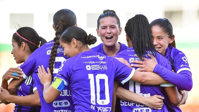 Rayadas de Monterrey celebran el triunfo sobre Mazatlán.