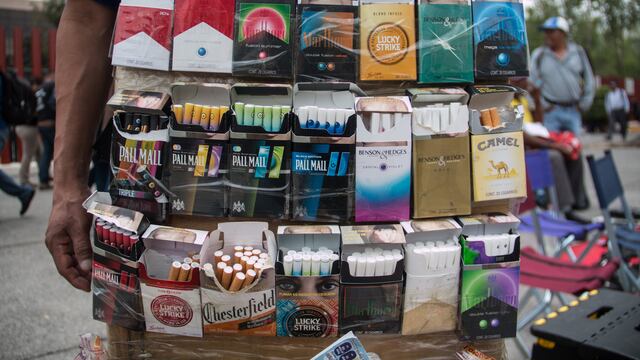 Un vendedor informal ofrece cigarrillos, cuya comercialización por pieza está prohibida por la ley.