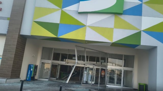 Accidente en Sendero La Fe: camioneta irrumpe en centro comercial de Apodaca