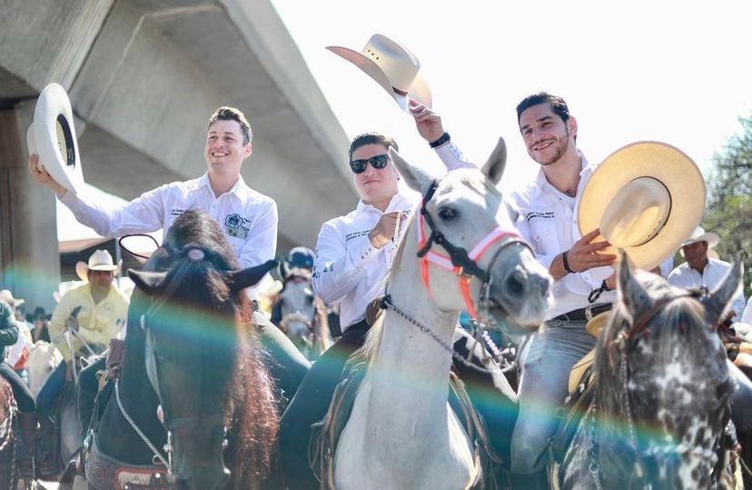 Cabalgata de funcionarios en Monterrey