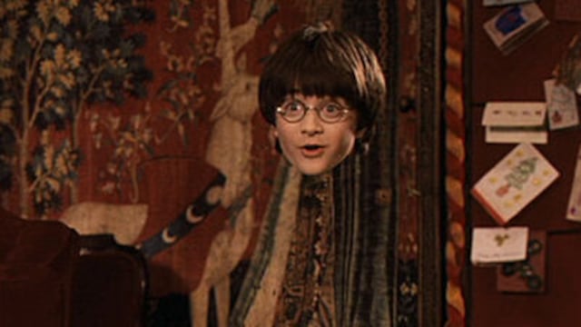Harry Potter portando la capa de invisibilidad