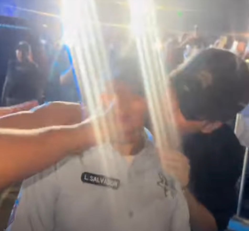 Enrique Iglesias besa a cadete de Tabasco