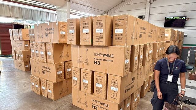 Duro golpe al contrabando de China: confiscan cientos de productos y bicicletas eléctricas en CDMX