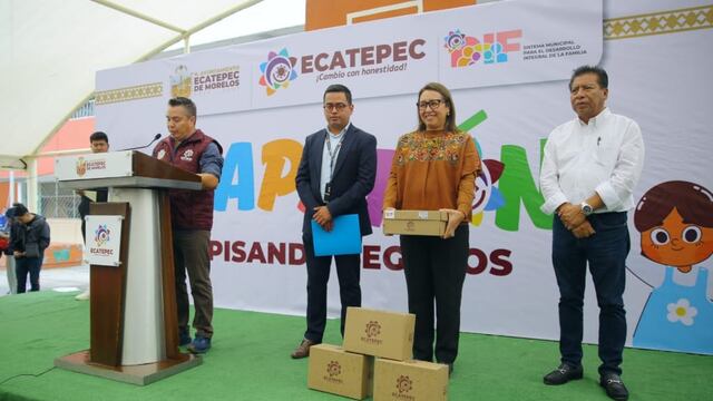 Azucena Cisneros entrega zapatos escolares a estudiantes de Ecatepec durante el programa “Zapatón, Pisando Seguros”