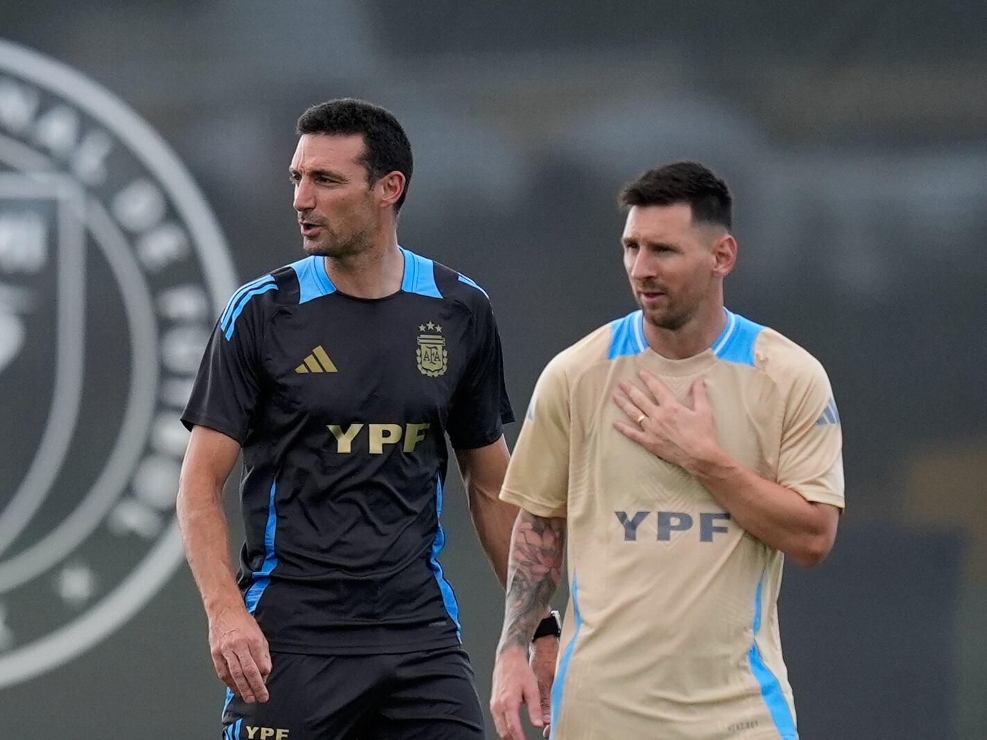 Lionel Scaloni y Lionel Messi con Argentina.