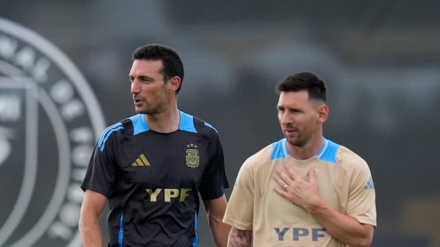 Lionel Scaloni y Lionel Messi con Argentina.