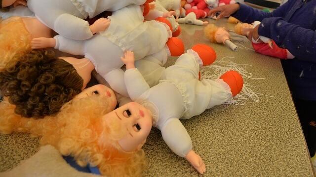 (Imagen ilustrativa) Fabricación de muñecas