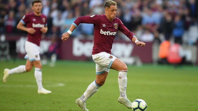‘Chicharito’ conduce la pelota.