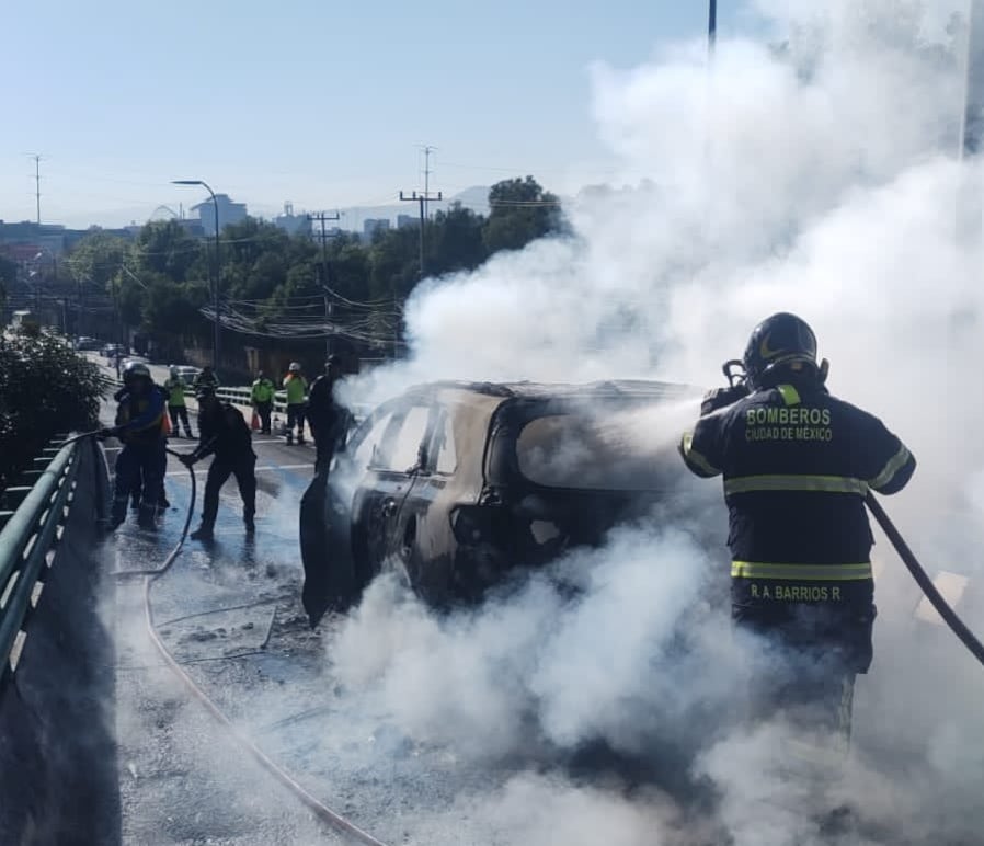 Camioneta se incendia en segundo piso de Periférico Sur, CDMX