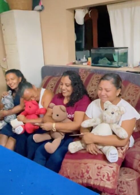 Reciben osito con ropa de la abuelita muerta