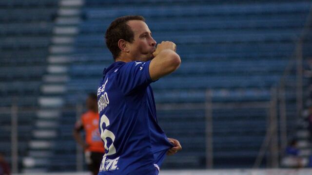 Gerardo Torrado festeja con los cementeros.