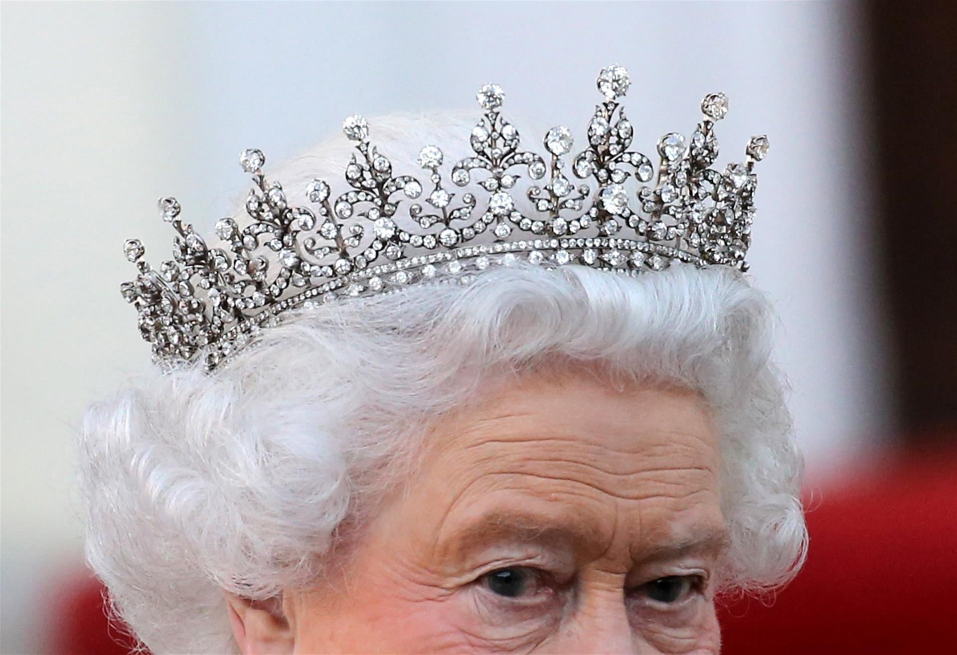 Coronas de la reina Isabel II, con diamantes y joyas robadas, pasarán al rey Carlos III y Camila de Cornualles