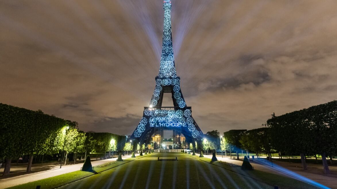 Torre Eiffel se ilumina con hidrógeno renovable