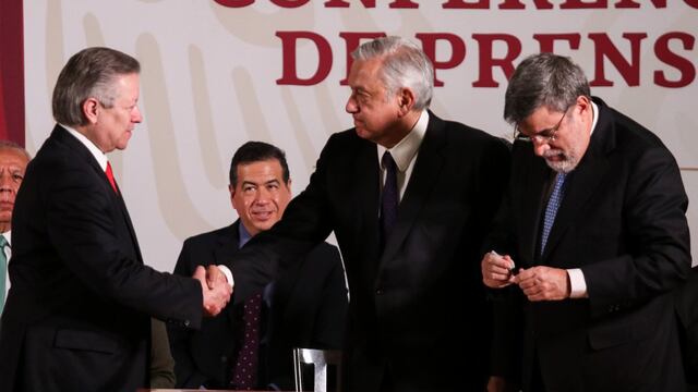 El ministro Arturo Zaldívar junto al presidente AMLO en la conferencia mañanera.