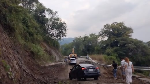 SICT Puebla atiende deslave y restablece circulación de carretera en Tlacuilotepec