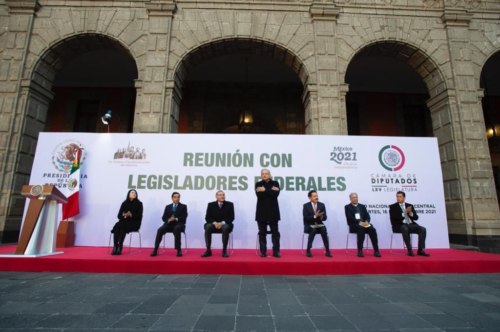 AMLO se reúne con legisladores