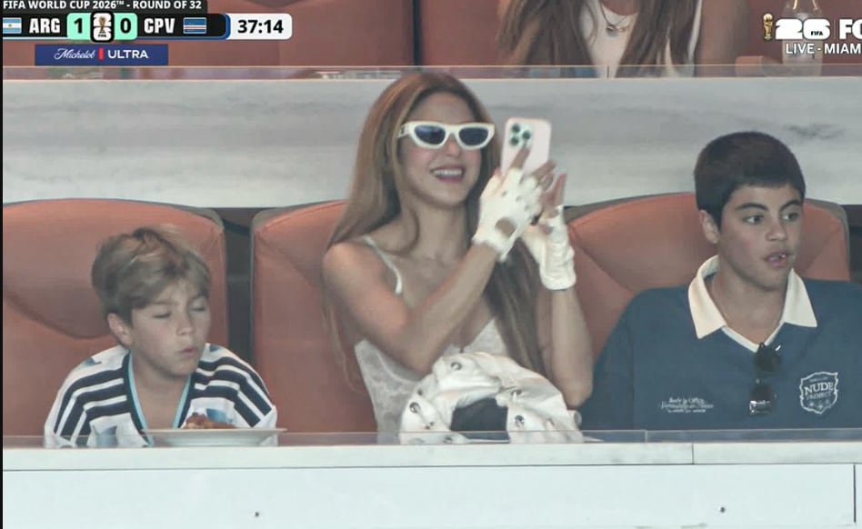 Shakira sorprende al aparecer en el Argentina vs Cabo Verde