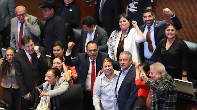 Senadores de Morena arropan a Raúl Morón ante la visita de la presidenta municipal de Uruapan, Grecia Quiróz, quién acusó al senador oficialista de coludir junto a Leonel Godoy para asesinar a su esposo Carlos Manzo.