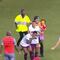 VIDEO: Fanático agrede a jugador con su hija en brazos