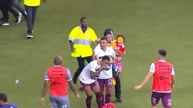Fan agrede a jugador con su hija en brazos