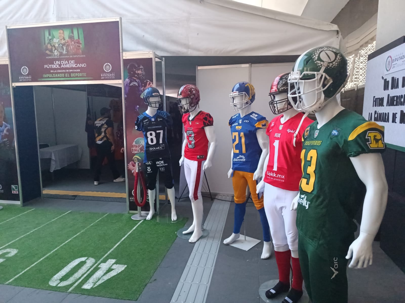 La Cámara de Diputados en exposición de uniformes de fútbol americano