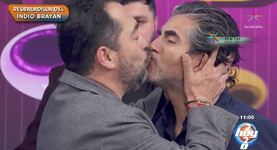 Raúl Araiza y el 'Borrego' Nava se besan