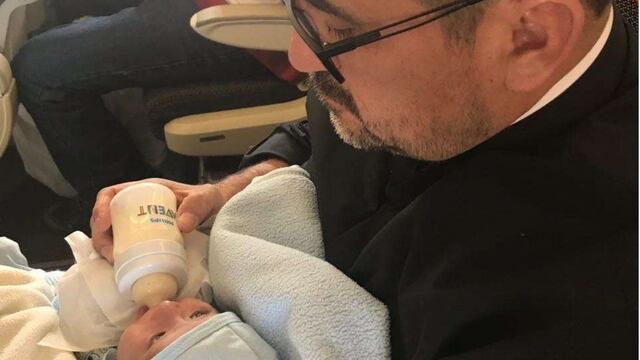 Sacerdote adopta a bebé con síndrome de Down