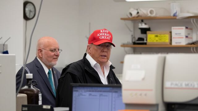 Trump visita instalaciones del Centro de Control de Enfermedades de los Estados Unidos.