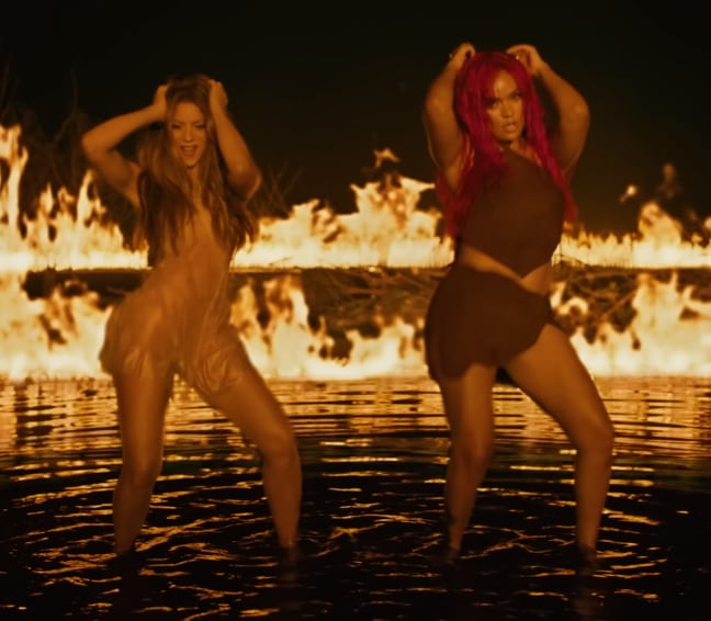 Karol G y Shakira en el video TQG.