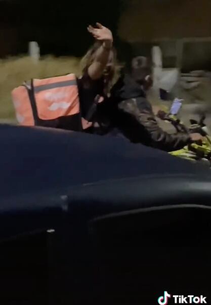 Encuentra el amor en un chófer de Uber Moto