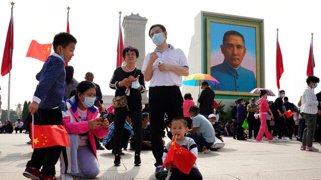 Tourists take photos near a portrait of Sun Yat-sen, who is widely regarded as the founding father of modern China, on Tiananmen Square during National Day in Beijing on Thursday, Oct. 1, 2020. Millions of Chinese tourists usually would use their week-long National Day holidays to travel abroad. This year, travel restrictions due to the coronavirus pandemic mean that some 600 million tourists — about 40% of the population — will travel within China during the holiday that began Thursday, according to Ctrip, China’s largest online travel agency.(AP Photo/Ng Han Guan) /// 
Turistas en Pekín